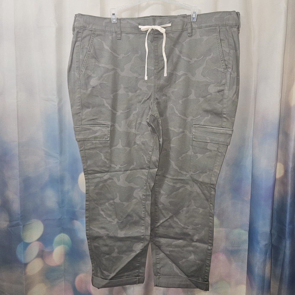 Torrid Curve Camouflage Womans Capris 3x NWT